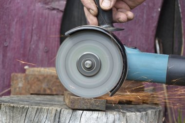 Elektrik değirmeni. Elektrik değirmeni aracıyla fabrikasında, çelik yapı üzerinde çalışan bir erkeğin kıvılcım uçan