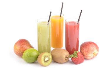 Beyaz üzerine taze meyve suları