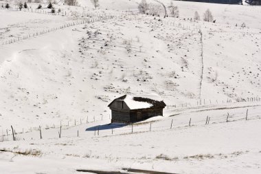 Bucegi Dağları içinde ahşap kulübe ile kış manzara. Romanya, Karpat Dağları