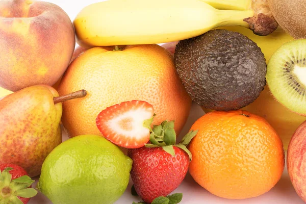 Beyaza izole edilmiş egzotik meyve çeşitleri