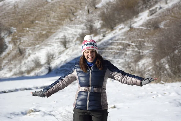 Lycklig ung kvinna som har roligt i snön — Stockfoto
