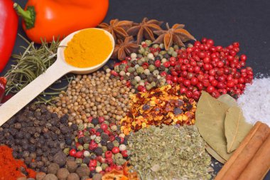 farklı baharat ve bitkilerle kompozisyon