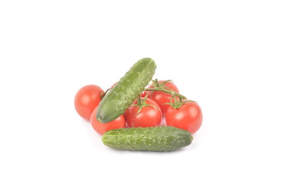 在白色上分离的黄瓜和西红柿 — 图库照片