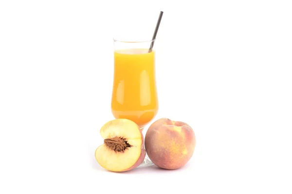 신선한 복숭아 주스와 과일 흰색 배경 — 스톡 사진