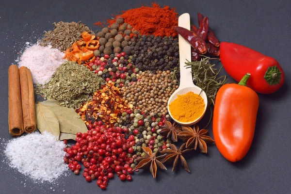 farklı baharat ve bitkilerle kompozisyon