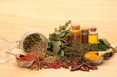 Ahşap arka plan üzerinde çeşitli baharatlar. Ahşap arka plan üzerinde çeşitli baharatlar.
