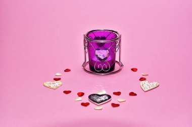 kalpleri ve pembe bir arka plan üzerine de mum