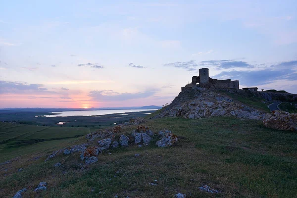 Fortaleza de Enisala en Rumania con una hermosa puesta de sol de verano —  Fotos de Stock