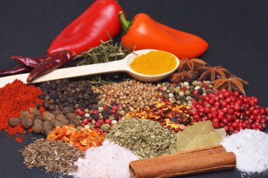 farklı baharat ve bitkilerle kompozisyon