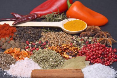 farklı baharat ve bitkilerle kompozisyon