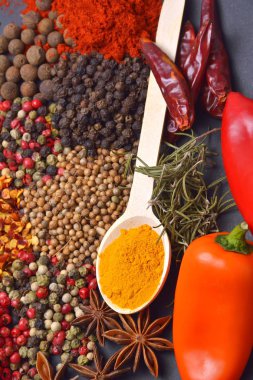 farklı baharat ve bitkilerle kompozisyon