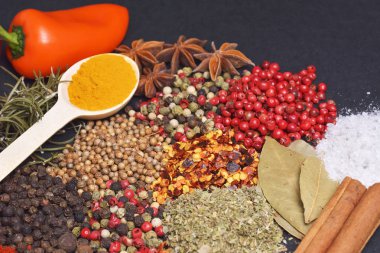 farklı baharat ve bitkilerle kompozisyon