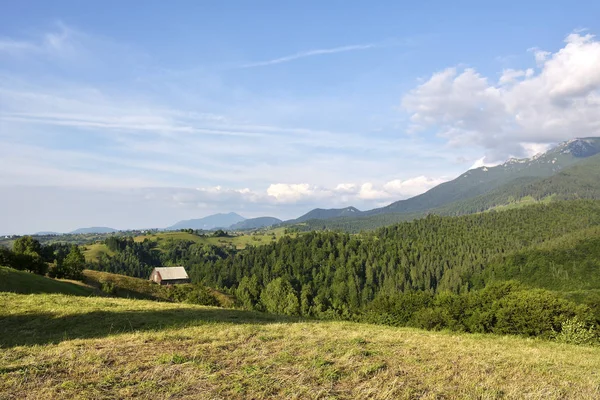 Sera e tramonto sulle colline montane del villaggio Simon. Crusca. RomaniaSera e tramonto sulle colline montane del villaggio di Simon. Crusca. Romania — Foto Stock