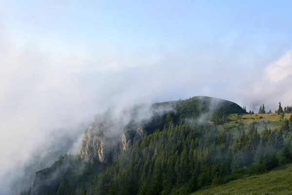 Kabut di pegunungan. Ceahlau, Romania — Stok Foto