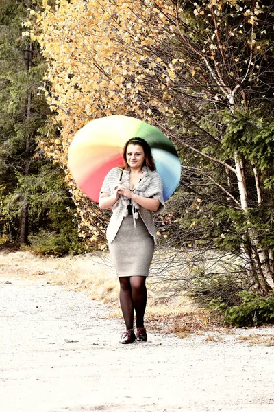 Hermosa mujer sonriente y paraguas colorido en el día de otoño —  Fotos de Stock