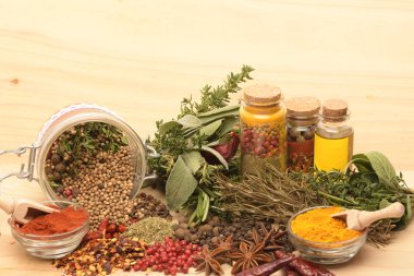 Ahşap masada çeşitli renkli baharatlar var.