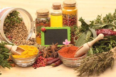 Ahşap masada çeşitli renkli baharatlar var.