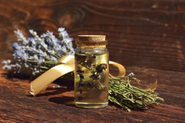 lavanta yağı ile ahşap arka plan üzerinde çiçek