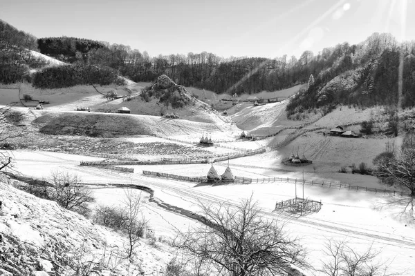 Svart och vitt. Vinter på Karpaterna mountains.rural landskap. — Stockfoto