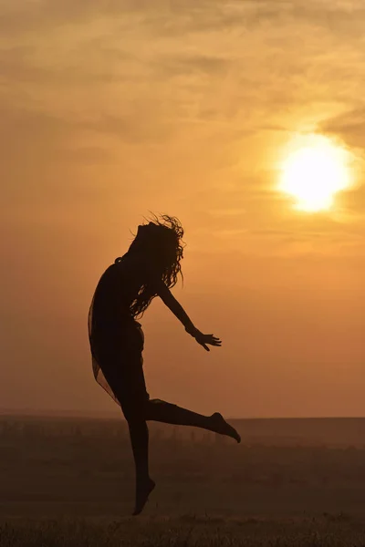 Giovane donna felice sul campo in estate tramonto — Foto Stock