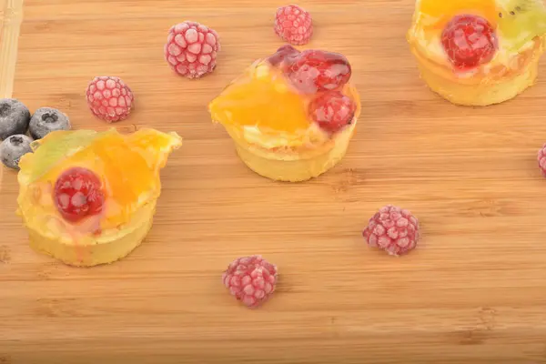 Der Kuchen mit Früchten auf dem Holztisch — Stockfoto