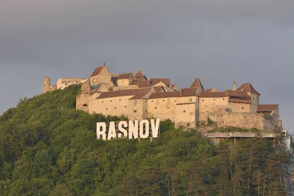 Ciudadela de Rasnov (en rumano: Cetatea Rasnov, en alemán: Rosenauer Burg) es un monumento histórico y un hito en Rumania . —  Fotos de Stock