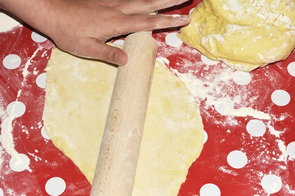 Pâte à cuisson avec rouleau à pâtisserie — Photo