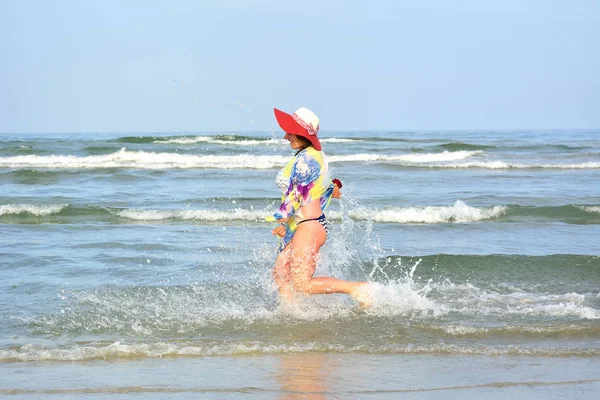 denize sıçraması ile çalışan genç kadın yüksekliği hız