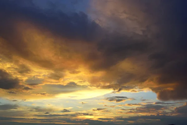 Drammatico cielo al tramonto con nuvole di colore arancione. — Foto Stock