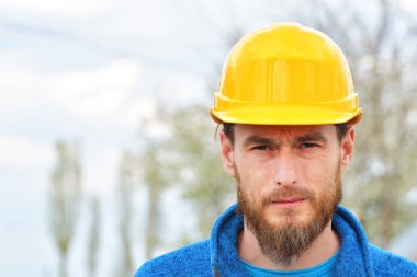 Happy kendine güvenen genç adam kask içinde sakallı