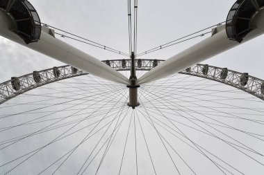 Londra Gözü 'nün manzarası. London Eye (135 metre yüksekliğinde, 120 metre çapında) - Londra 'nın ve Thames nehri üzerindeki ünlü turistik merkezin sembolü..