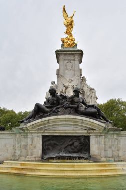 Anıt önünde Buckingham Sarayı Londra. 