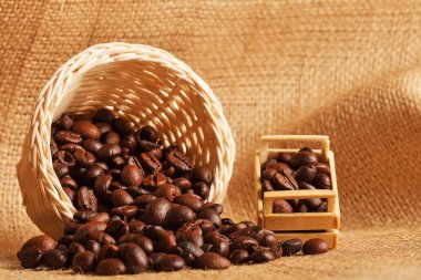 Kahve çekirdekleri kumaş çuval üzerinde