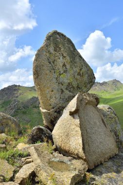 Kaya oluşumları Macin Dağları