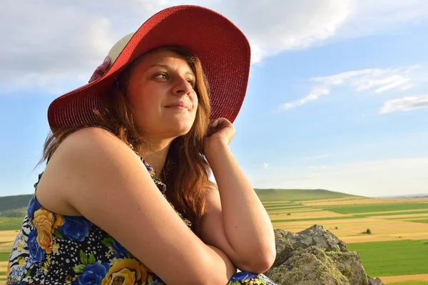 Красивая счастливая женщина в шляпе на летнем лугу — стоковое фото