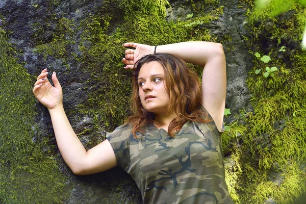 Молодая женщина в джунглях — стоковое фото