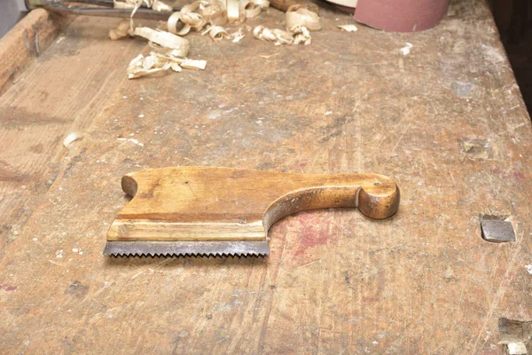 Carpintero trabajando con plano sobre madera — Foto de Stock