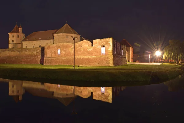 Fagaras, vechea cetate medievală noaptea — Fotografie, imagine de stoc