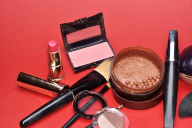 Küme açık renkli arka plan üzerinde Dekoratif kozmetik