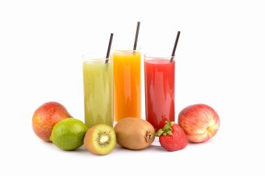 Beyaz üzerine taze meyve suları