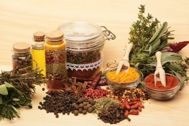 Renkli baharatların ahşap masası.