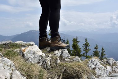kaya dağlarda yürüyüş botları. kadın uzun yürüyüşe çıkan kimse dağ tepe kaya kürsüye