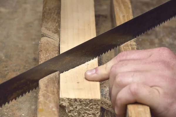 Carpintero trabajando con plano sobre madera — Foto de Stock