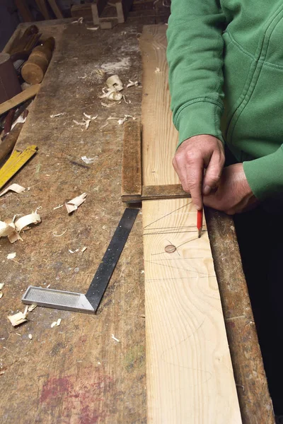 Carpinteiro trabalhando com avião em madeira — Fotografia de Stock