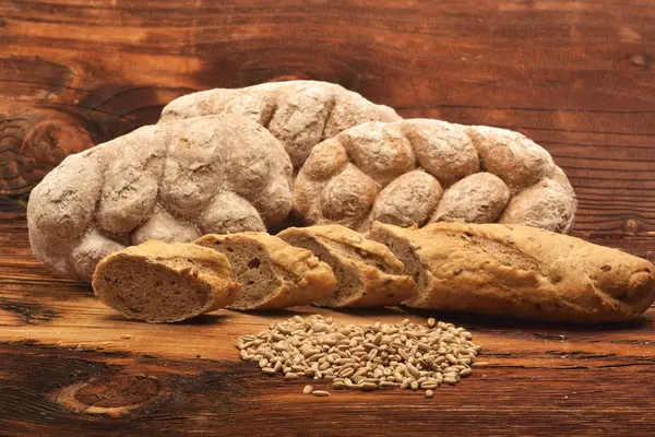 面包与上木制的背景纹理 — 图库照片
