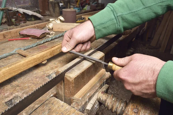 Charpentier travaillant avec avion sur bois — Photo