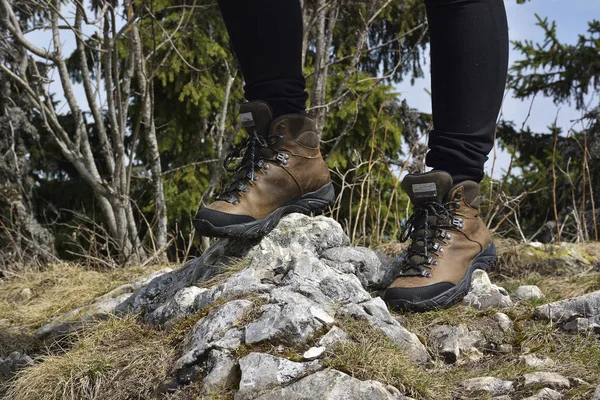 Wandelen laarzen op de rots in de bergen. vrouw wandelaar stand op mountain peak rots — Stockfoto