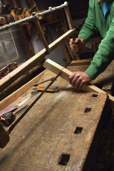 Le menuisier travaille. Outils de menuiserie sur table en bois avec sciure de bois. Lieu de travail du menuisier — Photo