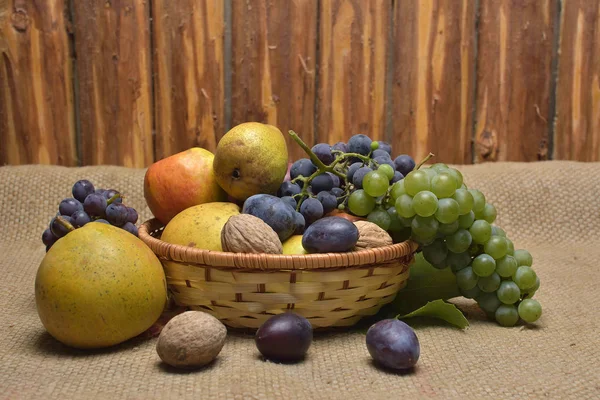 Осінні фрукти на фоні текстури — стокове фото