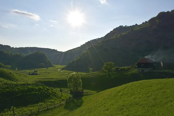 Sol brilhante sobre um vale de montanha - Fundatura Ponorului, Roménia — Fotografia de Stock